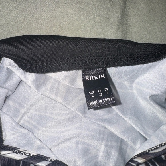 BLACK AND WHITE ABSTRACT TOP - Picture 2 of 4